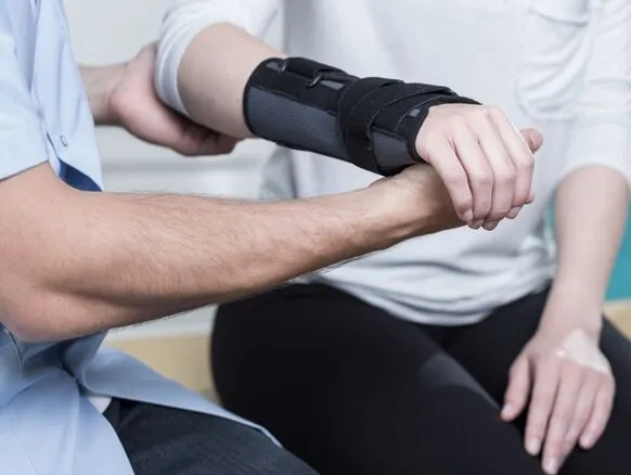 Custom knee brace fitting in St. Catharines